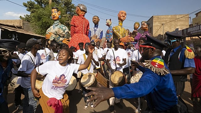 Mali : à Bamako, les marionnettes géantes défient la crise