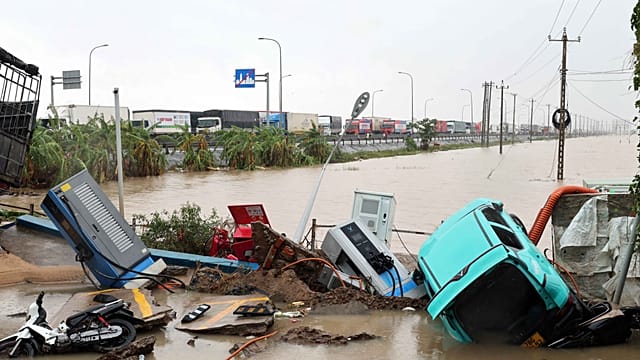 Obsežne poplave v Maleziji povzročile evakuacijo več kot 10.000 ljudi