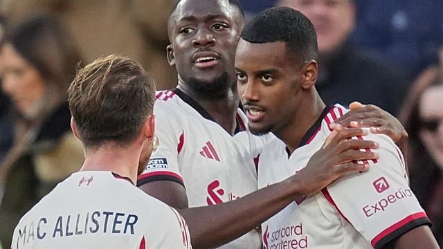 Isak Scores First Liverpool Goal in 2-0 Win at West Ham