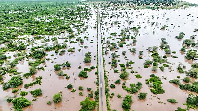 Mozambique floods cut off communities as UN agencies struggle to respond