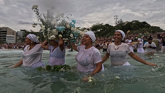 Brazil : Thousands in Rio de Janeiro honour sea goddess Yemanjá on the beach