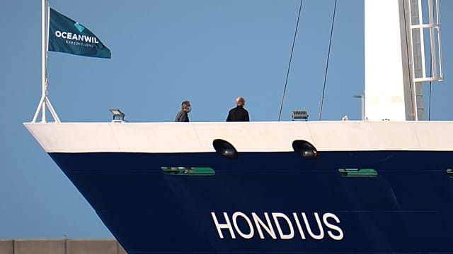 Espagne : les passagers débarquent du navire touché par l'hantavirus