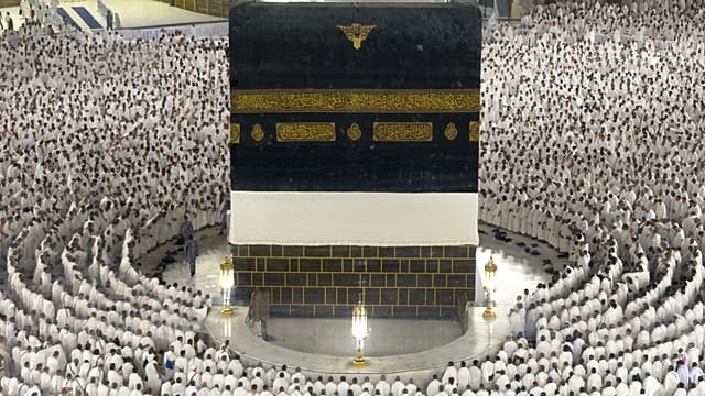 Muslim pilgrims pray in Mecca before start of Hajj