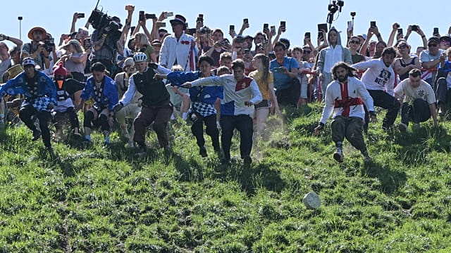 UK: Centuries-old cheese rolling in Brockworth attracts crowds from across Europe