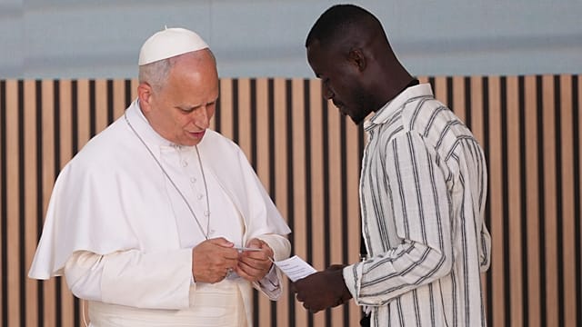 Espagne : le pape Léon XIV en visite dans un centre d'accuei