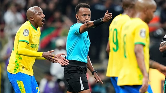 Élu meilleur arbitre africain 2025, Omar Artan ref