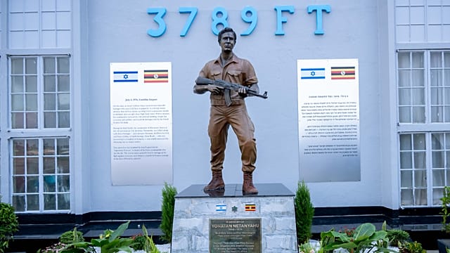 L’Ouganda dévoile une statue en hommage à Yoni Netanyahu, 50 ans après le raid de 1976