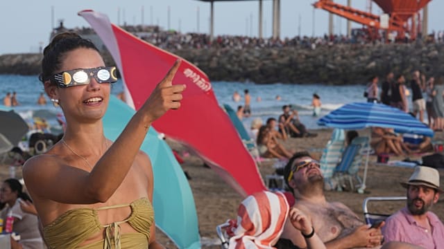 Half a million visitors flock to Spainâ s path of total solar eclipse