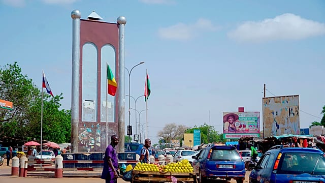 Thousands rally to back Niger authorities after thwarted mutiny