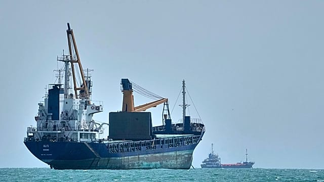 Tehran finalizing deal with Oman for temporary, safe route through Strait of Hormuz