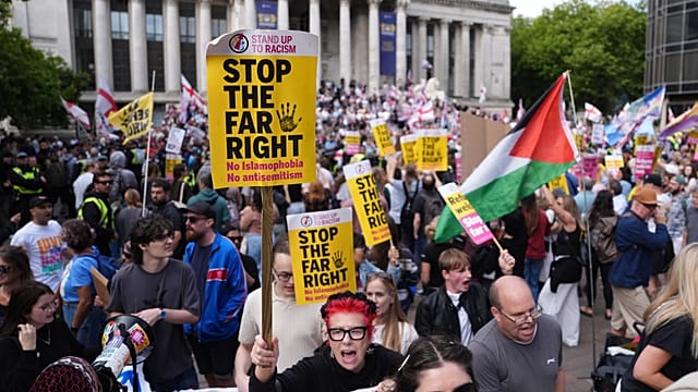 UK: Anti-immigrant and anti-racism protesters face off in Portsmouth
