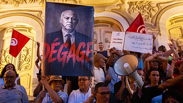 Tunisia president softens 'fake news' decree after criticism by rights groups