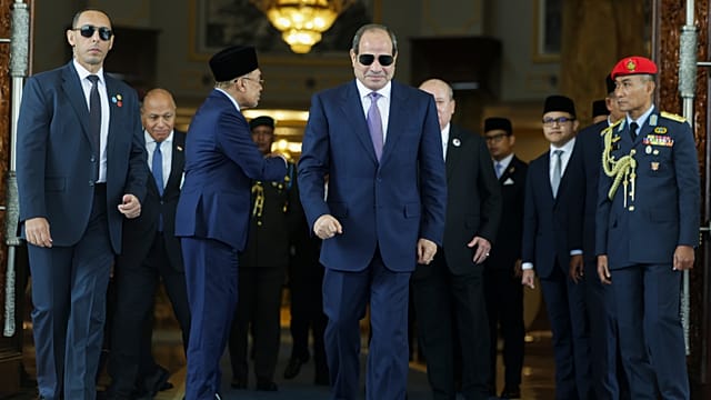 Egypt and Malaysia discuss political settlement to Middle East conflict