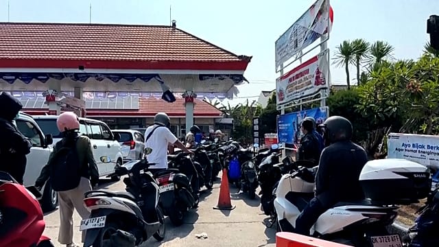 Pénurie de carburant à Bali : des files d'attente interminables