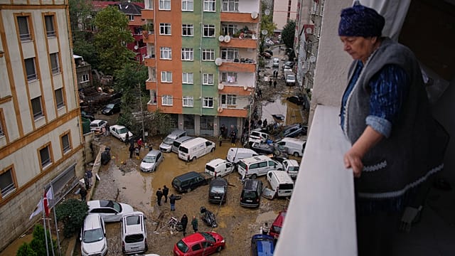 Turkey: Unprecedented rainfall in 80 years causes deadly floods near Istanbul