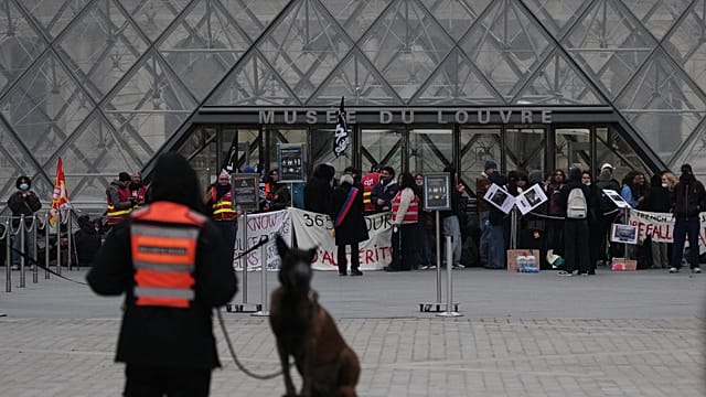 Protesters block access to Paris' Louvre Museum in support of student movement