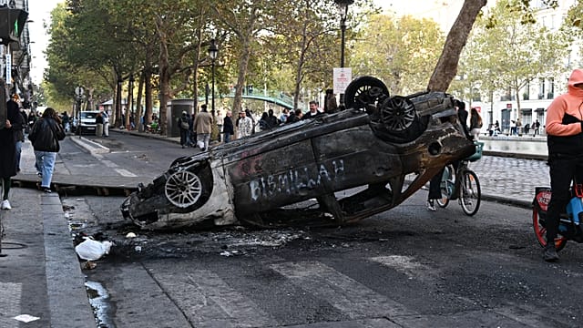 French government under pressure after weekend of violence