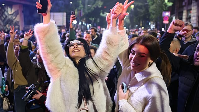 Serbia: Crowds celebrate in Belgrade after Vučić acknowledges defeat