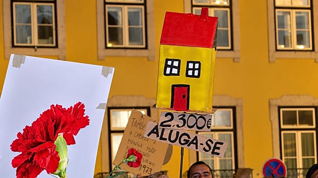 Portugal: Lisbon housing crisis sparks protest outside parliament