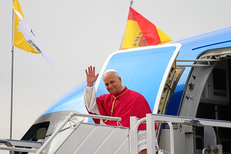 El papa saluda desde el avión en Madrid, 6 de junio de 2026
