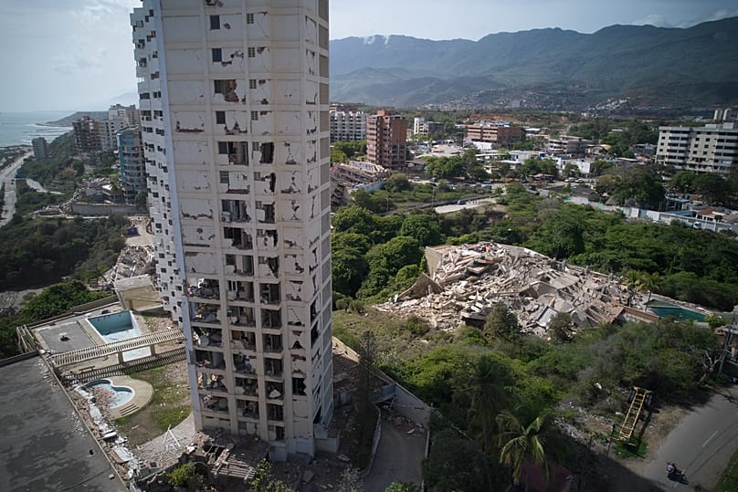 Los edificios dañados permanecen un día después de los terremotos que azotaron La Guaira, Venezuela, el jueves 25 de junio de 2026. 