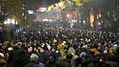 Διαδηλωτές διαδηλώνουν έξω από το κοινοβούλιο για να διαμαρτυρηθούν για την απόφαση της κυβέρνησης να αναστείλει τις διαπραγματεύσεις για την ένταξη στην Ευρωπαϊκή Ένωση στην Τιφλίδα, Γεωργία, Κυριακή, Δεκέμβριος.