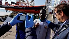 "Open Arms": Migranten gehen in Tarent an Land