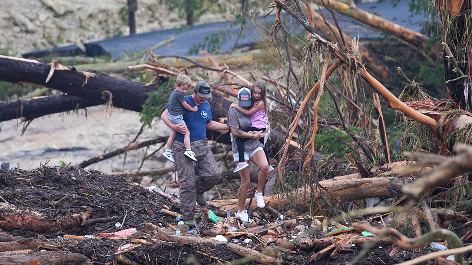 I curiosi esaminano i danni lungo il fiume Guadalupe dopo un'alluvione improvvisa che ha colpito la zona, venerdì 4 luglio 2025, a Kerrville, in Texas.
