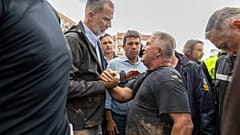 Le roi d'Espagne Felipe VI s'entretient avec les survivants espagnols en colère à Paiporta, près de Valence, en Espagne, le 03.11.2024