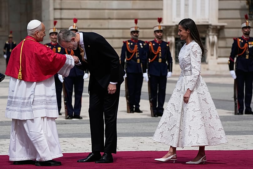 El re Felipe VI recibe al papa León XIV fuera del Palacio Real, 6 de junio de 2026