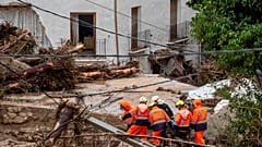 Miembros de los servicios de emergencia transportan el cuerpo de una persona atrapada tras las inundaciones en Letur, Albacete, el martes 29 de octubre de 2024.