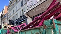 Se desploman las aspas del Moulin Rouge en París. 