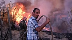Atina'daki yangına itfaiye ekiplerinin yanı sıra çok sayıda gönüllü de müdahale etti.