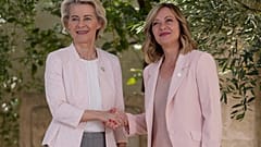 Die Präsidentin der Europäischen Kommission Ursula von der Leyen, links, wird vom italienischen Ministerpräsidenten Meloni während eines G7-Gipfels in Borgo Egnazia, Italien, am 13. Juni begrüßt.