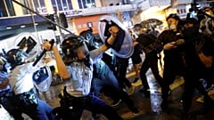 Ausschreitungen in Hongkong: Polizei setzt Schusswaffe ein