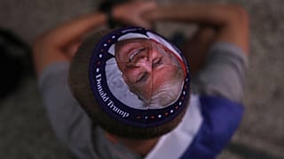 رجل يهودي يرتدي قلنسوة مطبوعة بصورة الرئيس الأميركي دونالد ترامب، إسرائيل، الاثنين 13 أكتوبر 2025.
