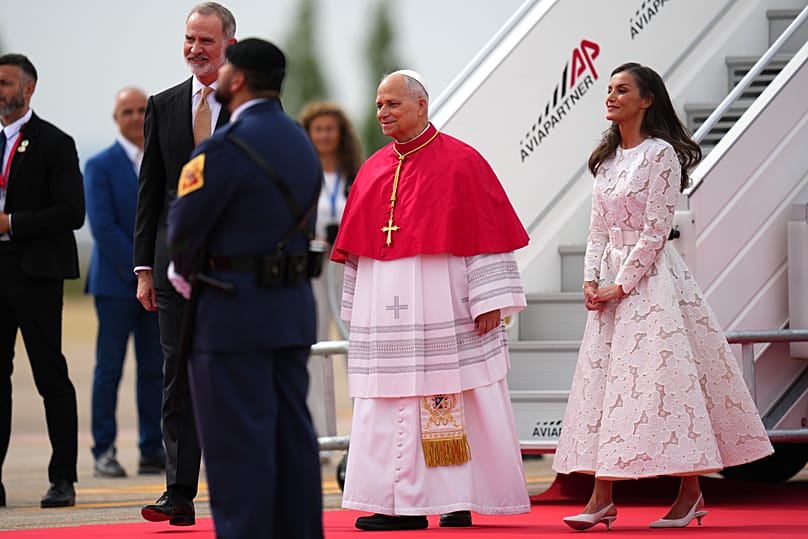 Los reyes de España reciben al Papa en el aeropuerto, 6 de junio de 2026