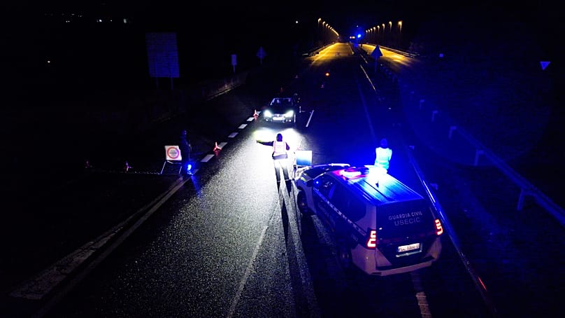 A spanyol SEPRONA közúti ellenőrzéseket végez a be nem jelentett angolnaszállítmányok felkutatására.