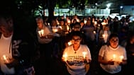 Familiares y amigos de presos políticos sostienen velas pidiendo la liberación de sus seres queridos frente a la cárcel Rodeo I en Guatire, Venezuela, el 9 de enero de 2026.