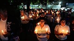 Angehörige und Freunde politischer Gefangener halten Kerzen und bitten um die Freilassung ihrer Angehörigen vor dem Gefängnis Rodeo I in Guatire, Venezuela, 9. Januar 2026.