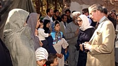 دیدار چارلز سوم از منطقه زلزله زده بم. ۲۰ بهمن ۱۳۸۲