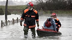Un residente de La Faute sur Mer, en la costa atlántica del suroeste de Francia es evacuado por los bomberos como resultado de una tormenta, lunes 1 de marzo de 2010.