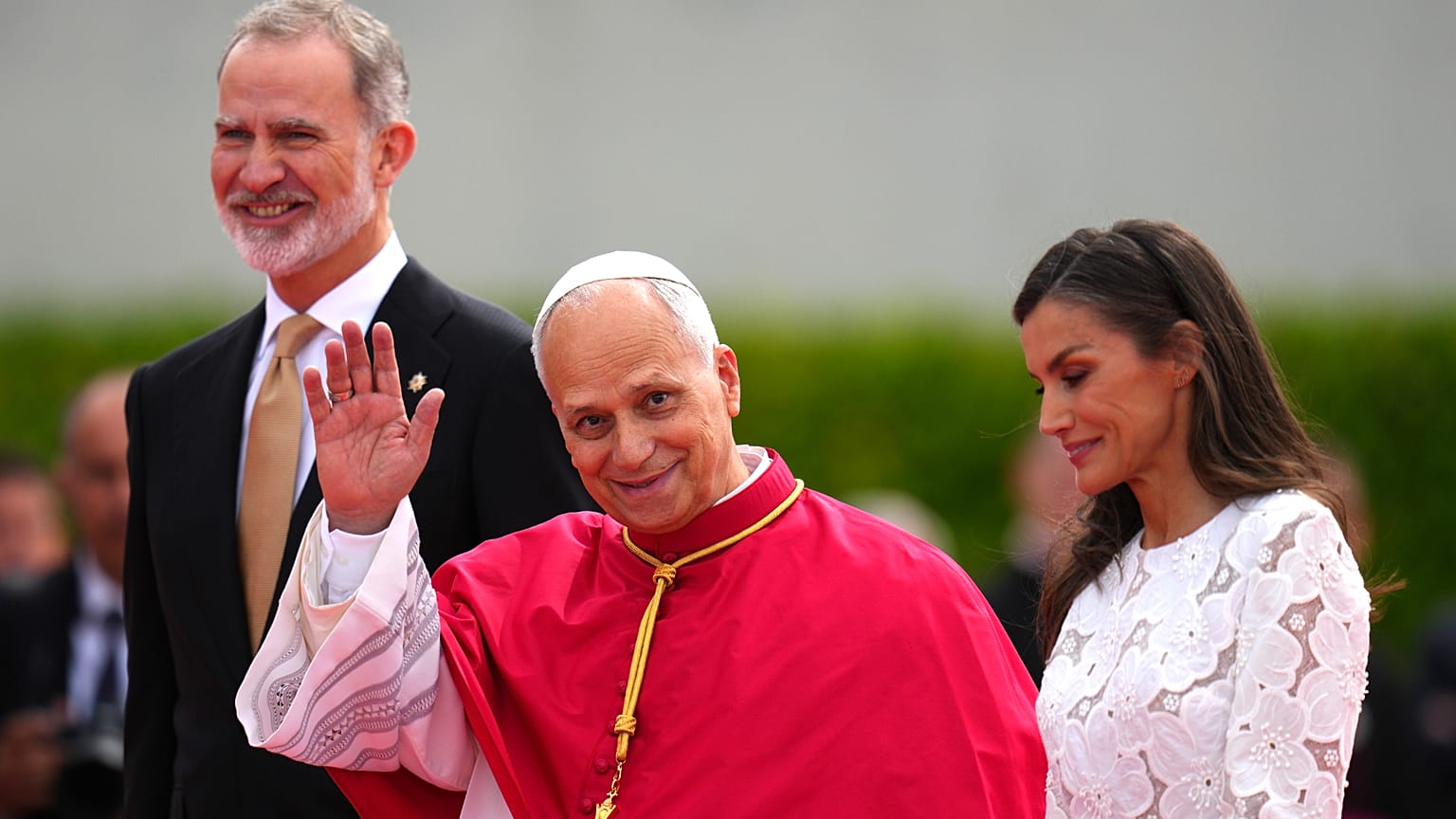 El papa León XIV acompañado de los reyes españoles tras bajar de su avión. Madrid, 06.06.2026