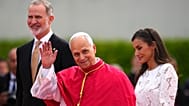 El papa León XIV acompañado de los reyes españoles tras bajar de su avión. Madrid, 06.06.2026