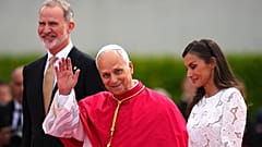 Papst Leo XIV. mit dem spanischen Königspaar nach seiner Ankunft in Madrid. 06.06.2026