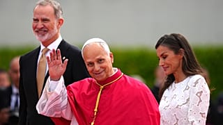 El papa León XIV acompañado de los reyes españoles tras bajar de su avión. Madrid, 06.06.2026