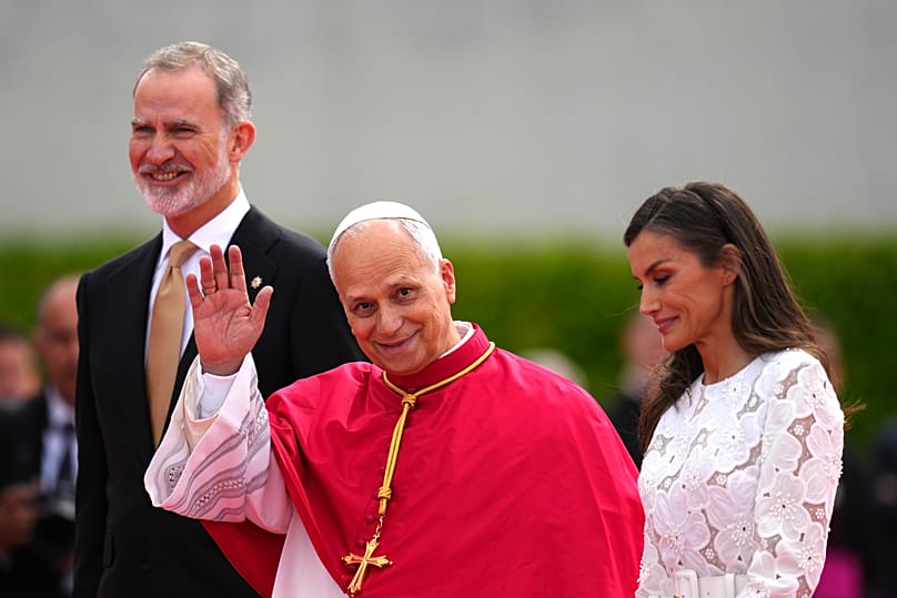 El papa saluda a los presentes en el aeropuerto, Madrid, 6 de junio de 2026