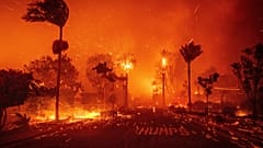 Inmitten starker Winde wird ein Stadtteil von Pacific Palisades in Los Angeles, USA, am 07.01.2025 ein Raub der Flammen.