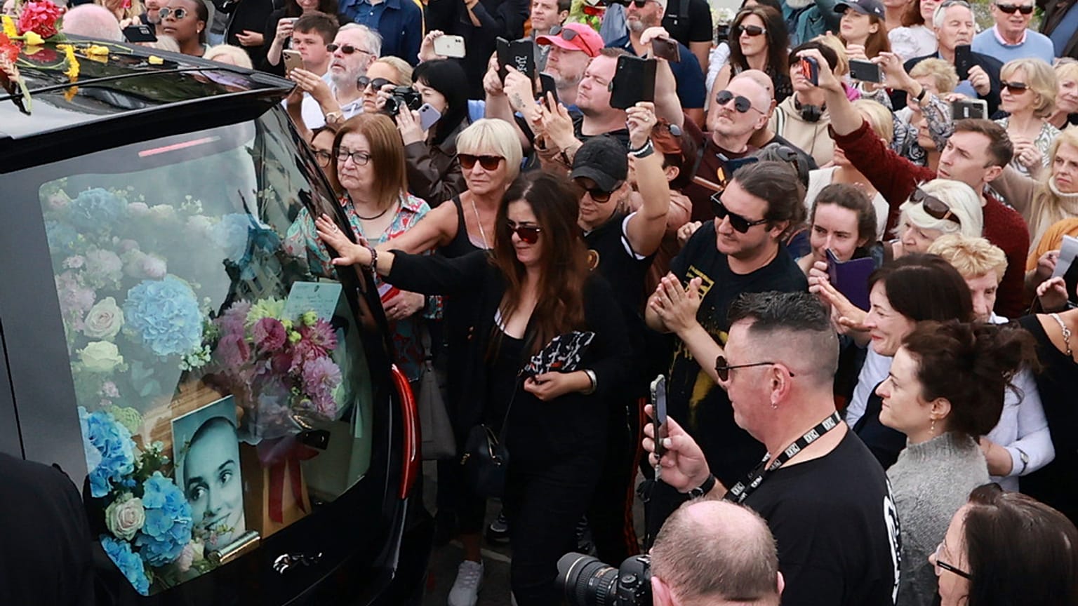 Fans von Sinead O'Connor säumen die Straße, während ihr Trauerzug durch ihre ehemalige Heimatstadt Bray, County Wicklow, Irland, zieht. 