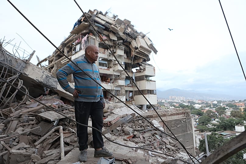 Un hombre mira los escombros de un edificio derrumbado tras un terremoto en La Guaira, Venezuela, el jueves 25 de junio de 2026.